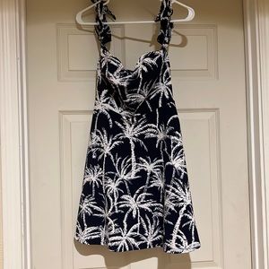 Never worn, cute short dress, petite small.